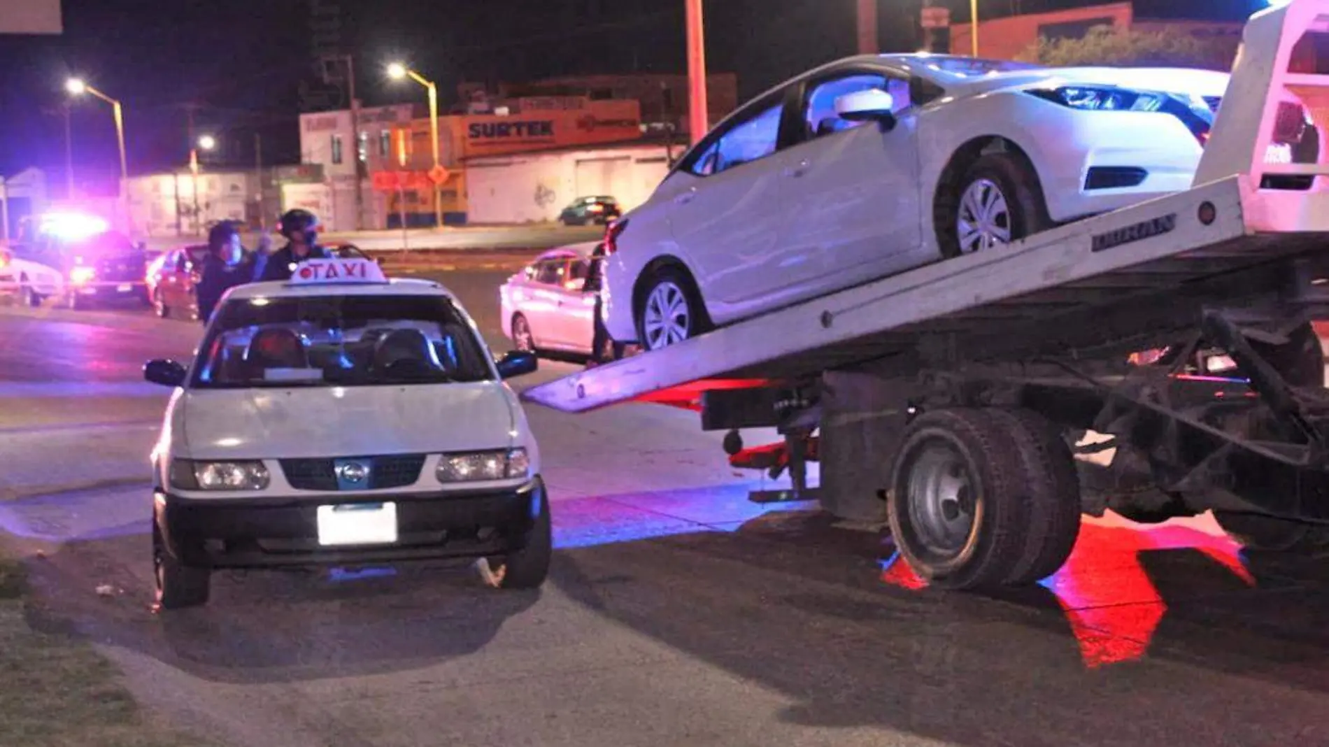 auto es llevado en grua